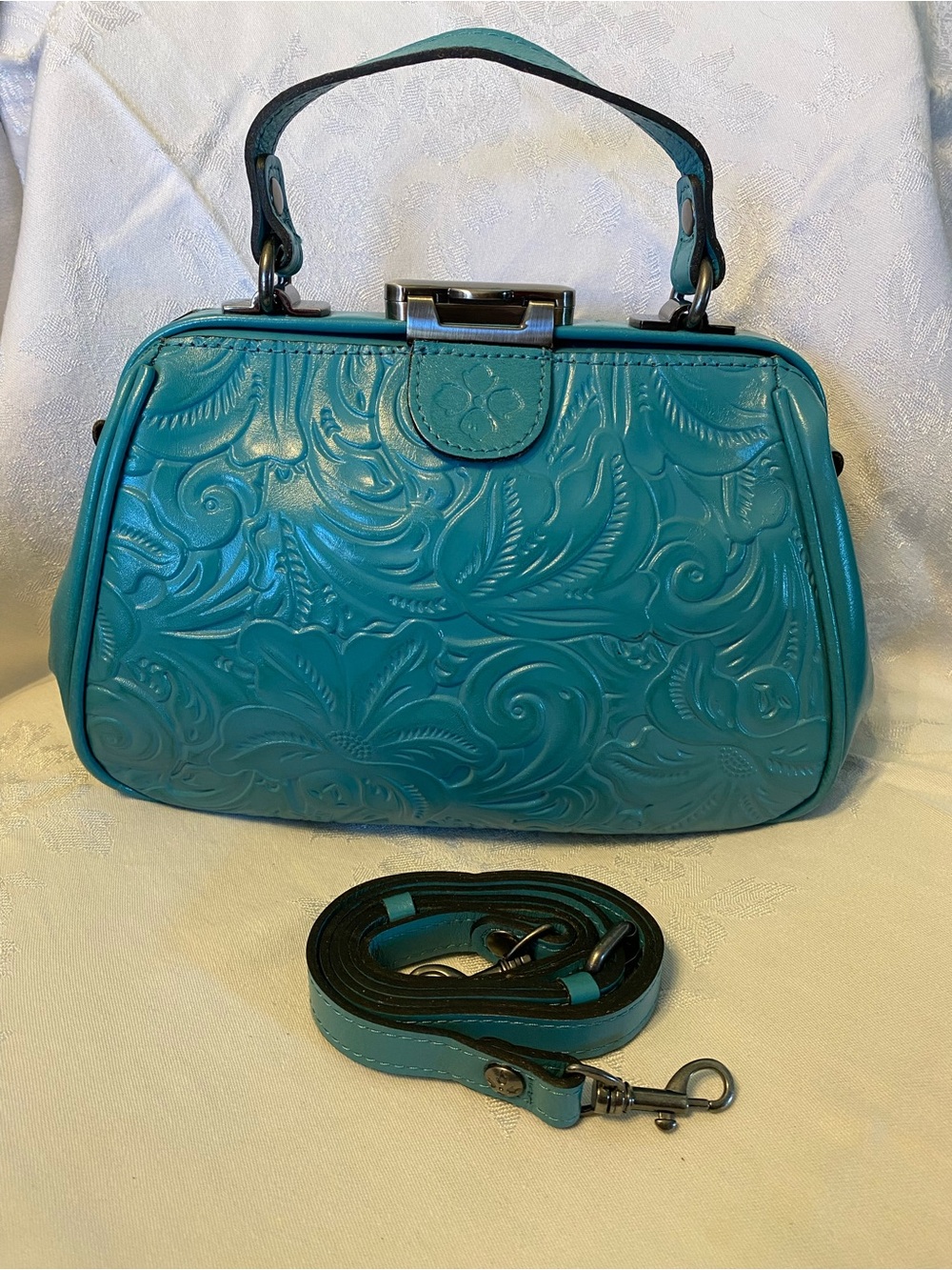 GUC-🦋Patricia Nash Gracchi 
Blue Grass color Leather Satchel & Detachable Strap